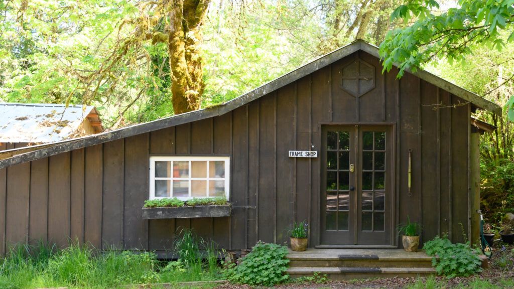 framing shop outside